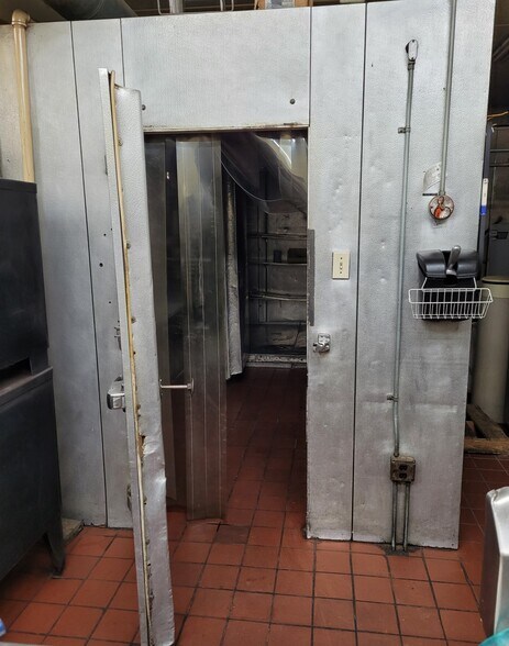 More Photos Of 630 NE Main St, Lewistown General Retail For Lease