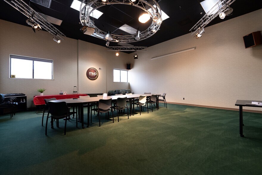 More Photos Of 1751-1761 E Lincoln St, Madison Heights Light Manufacturing For Lease