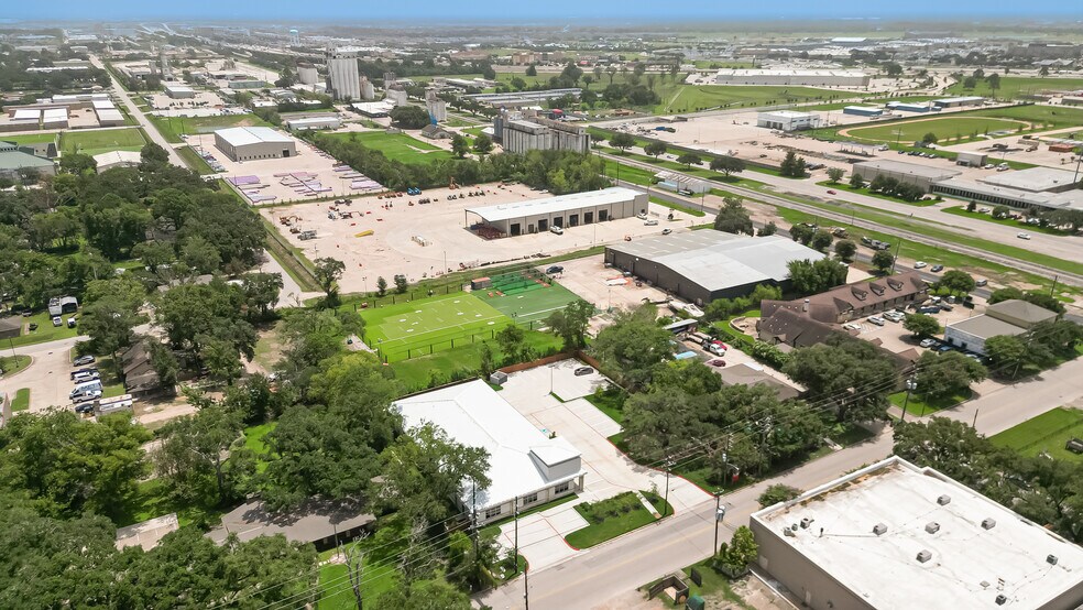 More Photos Of 910 East Ave, Katy Showroom For Lease