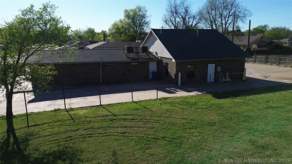 More Photos Of 1002 E Cherry St, Cushing Medical For Sale