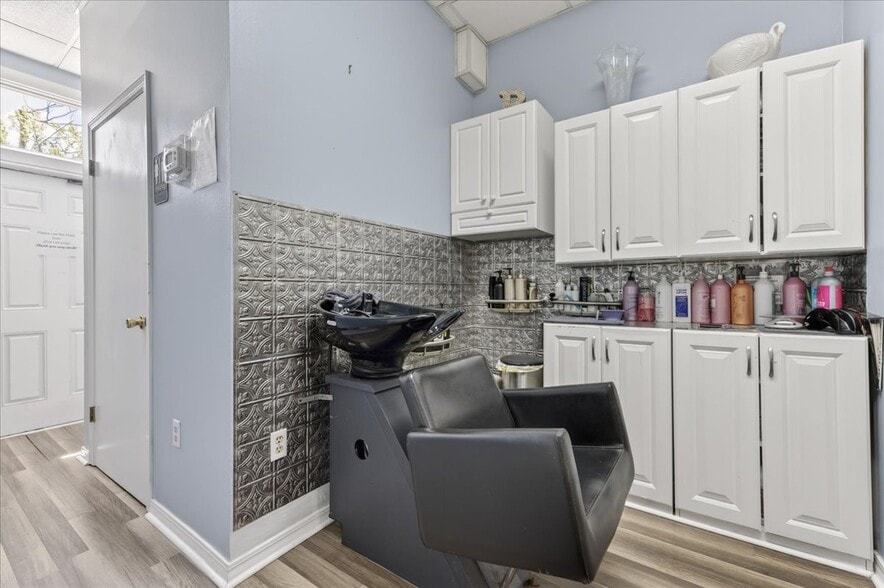 More Photos Of 913 Gulf Breeze Pky, Gulf Breeze Storefront Retail Office For Sale