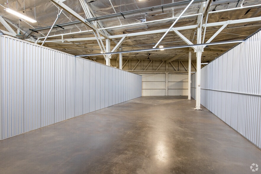 More Photos Of 3040 E 12th St, Los Angeles Warehouse For Lease