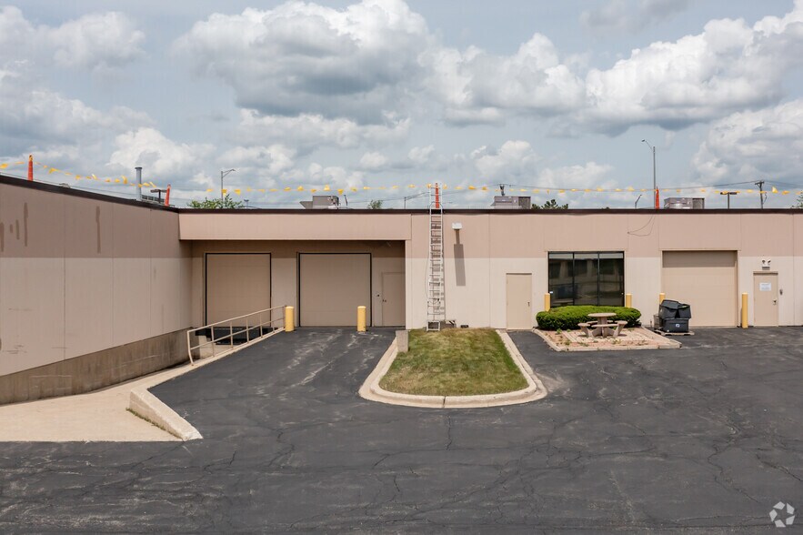 More Photos Of 2055 W Army Trail Rd, Addison Showroom For Lease