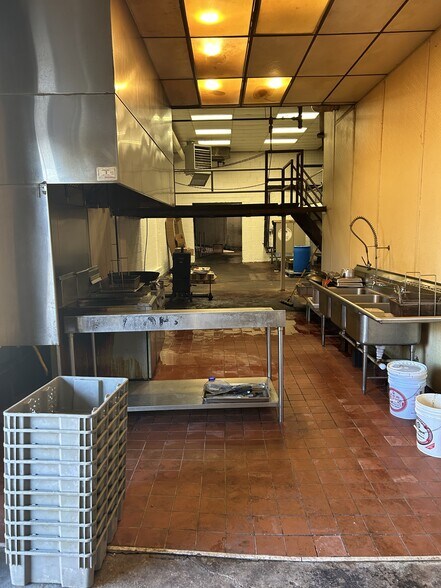 More Photos Of 901-909 S Carey St, Baltimore Warehouse For Sale