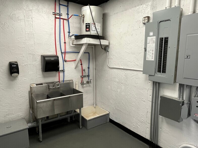 More Photos Of 2790 N Tamiami Trl, North Fort Myers Convenience Store For Sale