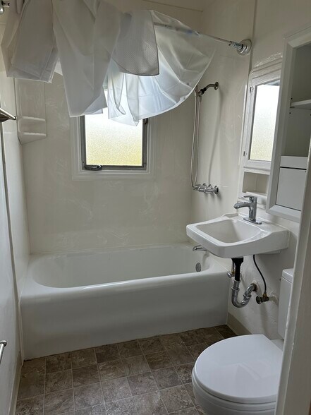 More Photos Of 1458 E 33rd St, Oakland Apartments For Sale