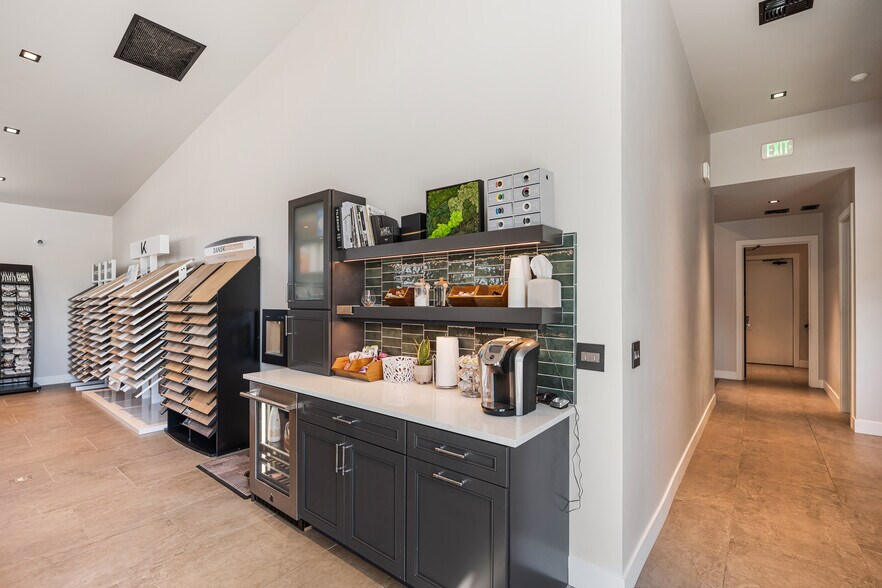 More Photos Of 565 SW Tamarack Ct, Redmond Warehouse For Lease