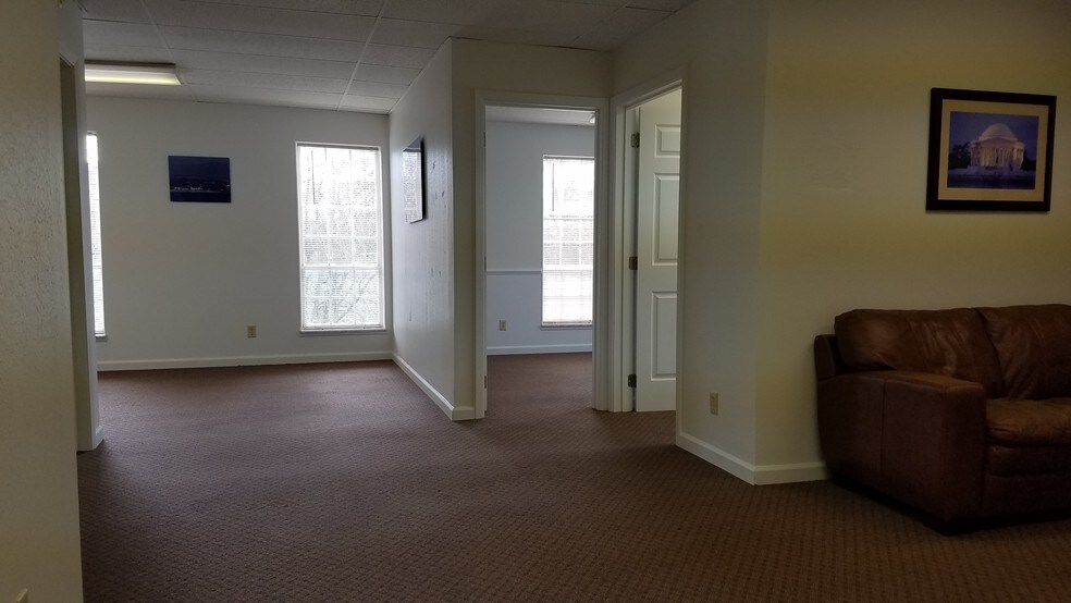 More Photos Of 515 Woodcrest Dr, Bloomington Medical For Lease