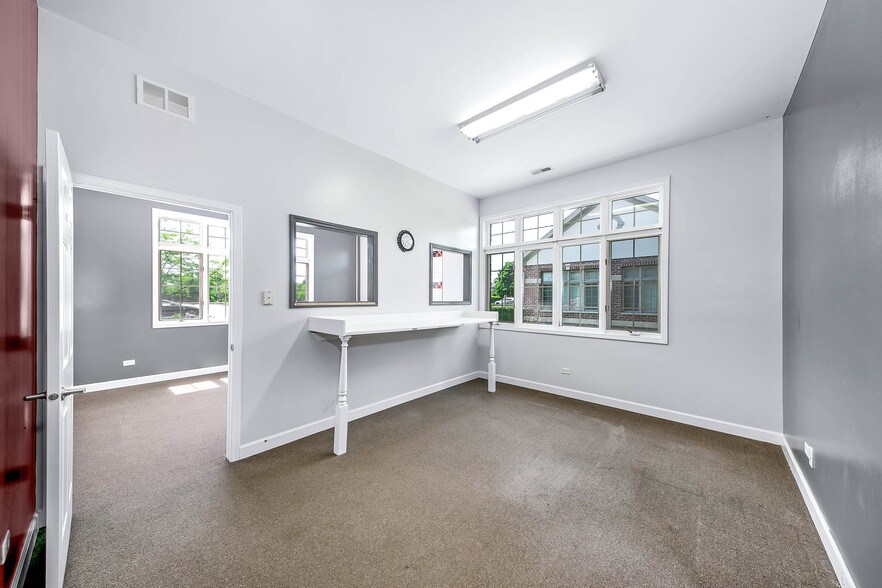 More Photos Of 2551 W Division St, Joliet Office For Lease