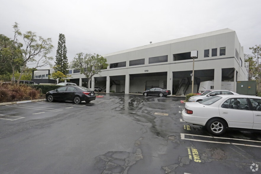 More Photos Of 5701 Buckingham Pky, Culver City Warehouse For Lease