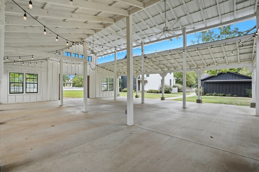 More Photos Of 924 S Main St, Broken Arrow Showroom For Sale