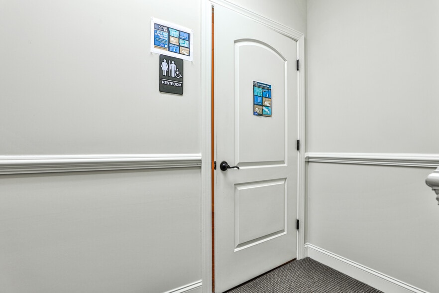 More Photos Of 1905 Woodstock Rd, Roswell Office For Lease