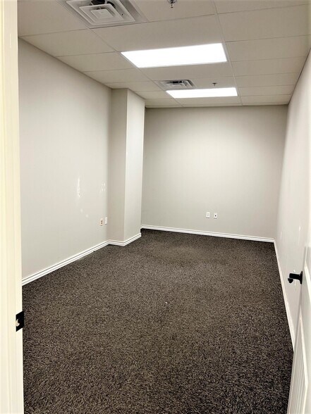 More Photos Of 419 S Lincoln St, Lowell Showroom For Lease