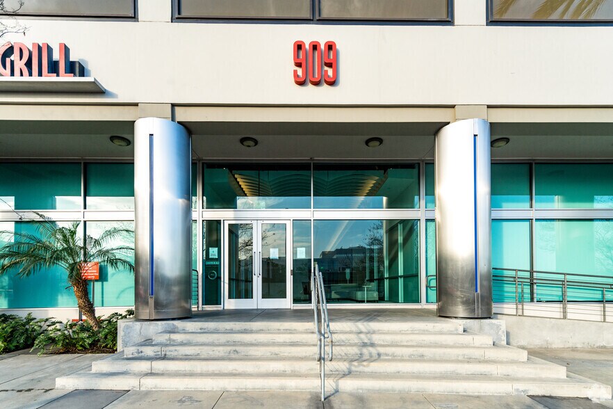 More Photos Of 909 N Pacific Coast Hwy, El Segundo Office For Lease