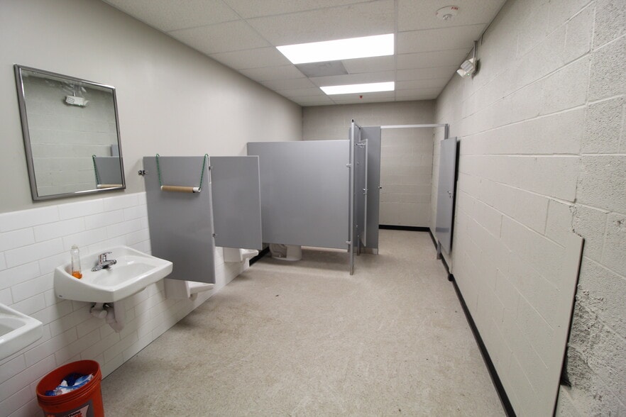 More Photos Of 9700 E 56th St, Raytown Warehouse For Lease