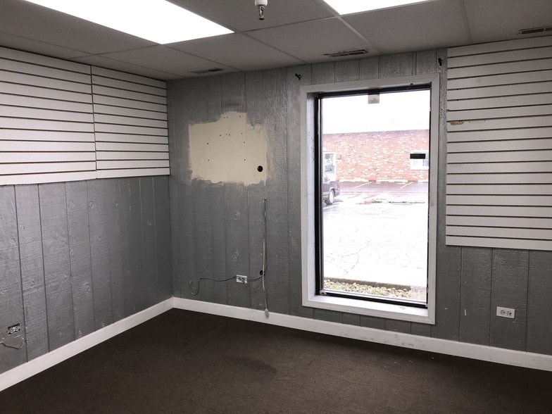 More Photos Of 15523-15541 S 70th Ct, Orland Park Warehouse For Lease