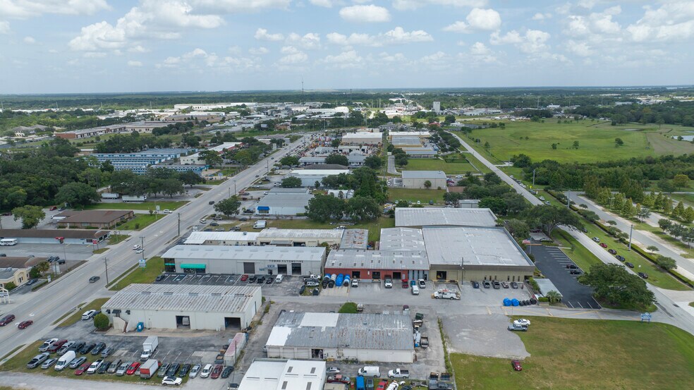 More Photos Of 2101 E Edgewood Dr, Lakeland Showroom For Lease