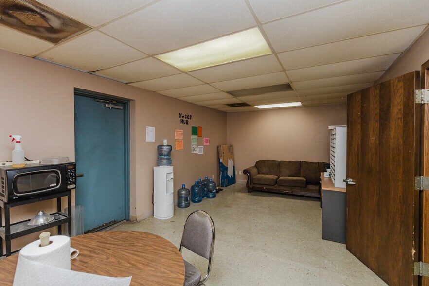 More Photos Of 2555 N Market St, Wichita Auto Repair For Sale