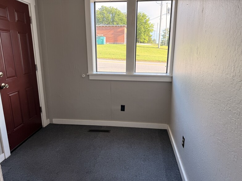 More Photos Of 117 60 Highway, Granby Service For Lease
