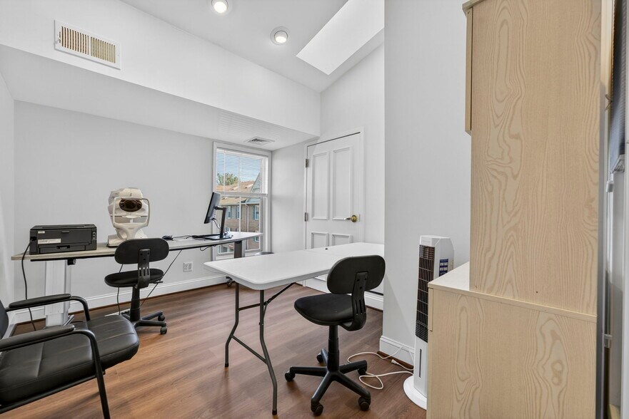 More Photos Of 10130-10134 Colvin Run Rd, Great Falls Medical For Lease