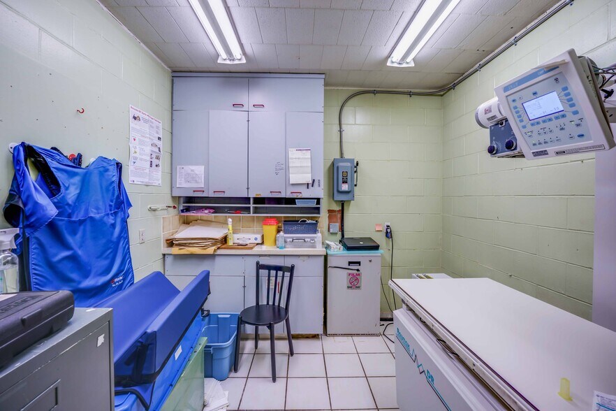 More Photos Of 475 Enfield Rd, Burlington Veterinarian Kennel For Sale