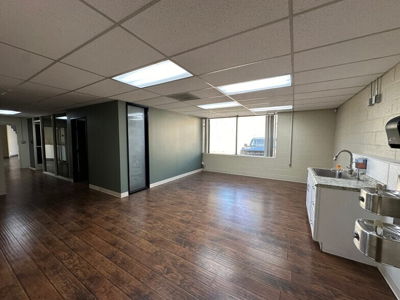 More Photos Of 2070 Floyd St, Burbank Light Manufacturing For Lease