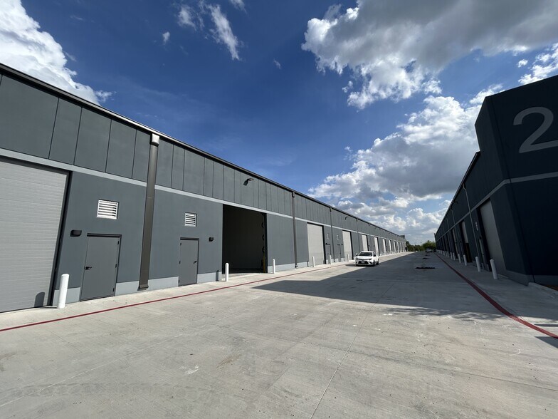 More Photos Of 1433 Chris Ln, Pflugerville Light Distribution For Lease