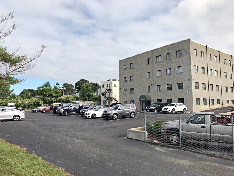 More Photos Of 76 Winn St, Woburn Office For Lease