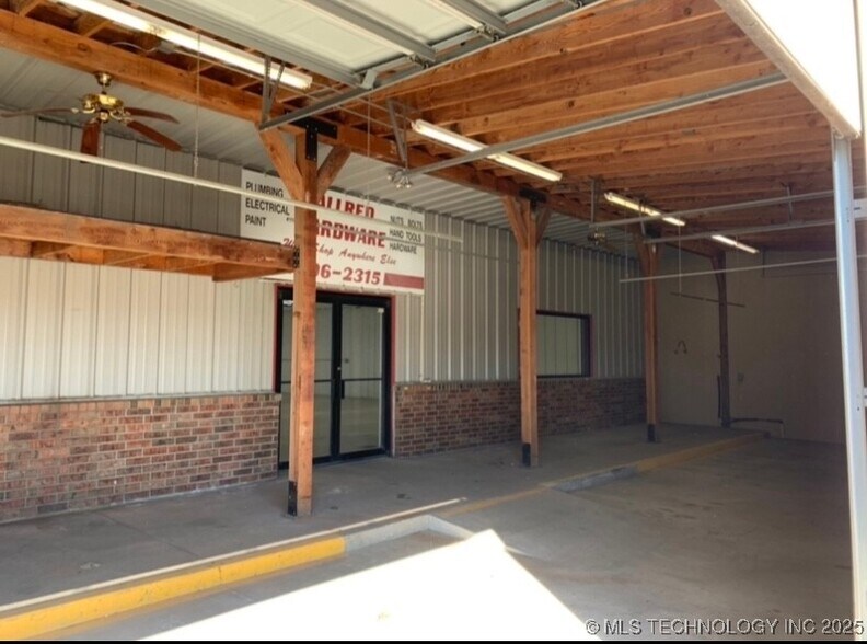 More Photos Of 106 N Lombard Ln, Skiatook Freestanding For Sale