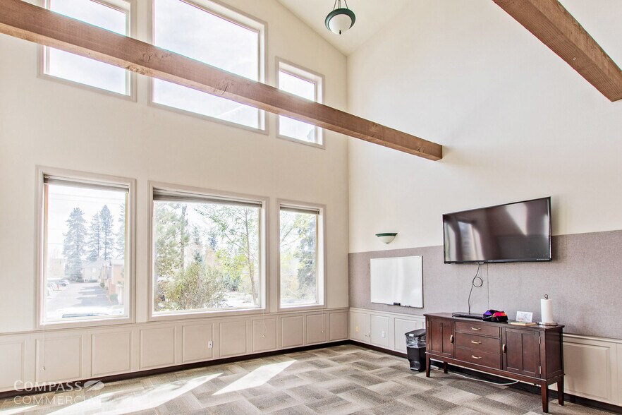 More Photos Of 300 SE Reed Market Rd, Bend Office For Lease