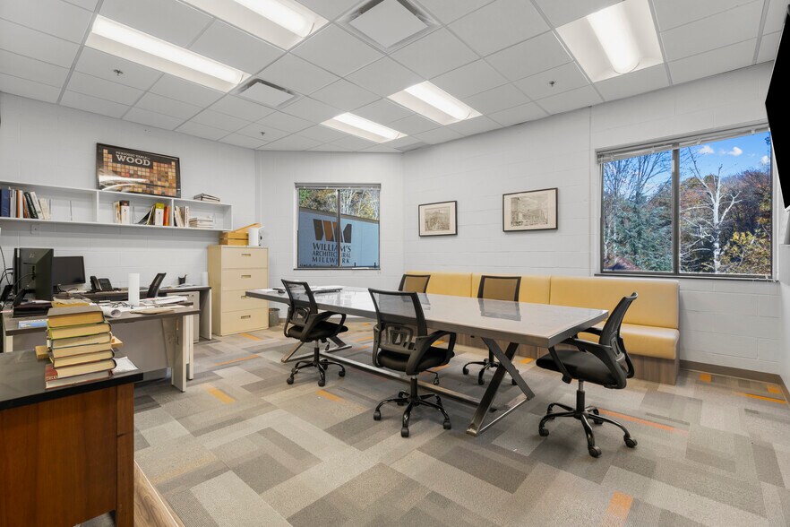 More Photos Of 10 Mile Hill Rd, Newtown Warehouse For Lease