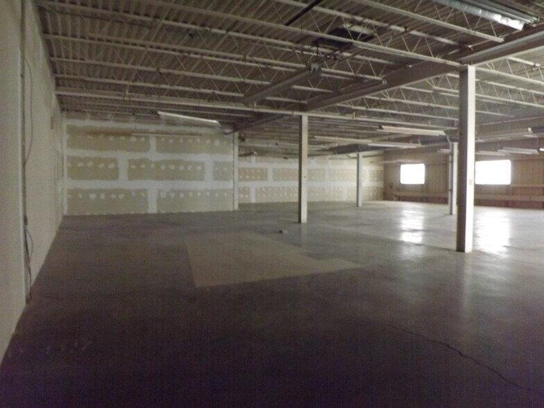 More Photos Of 700 Hepburn St, Milton Showroom For Lease