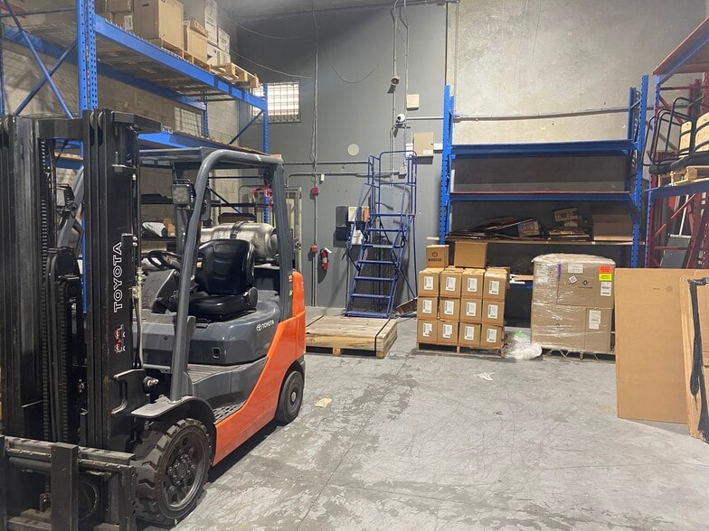 More Photos Of 2061 NW 112th Ave, Miami Light Distribution For Lease