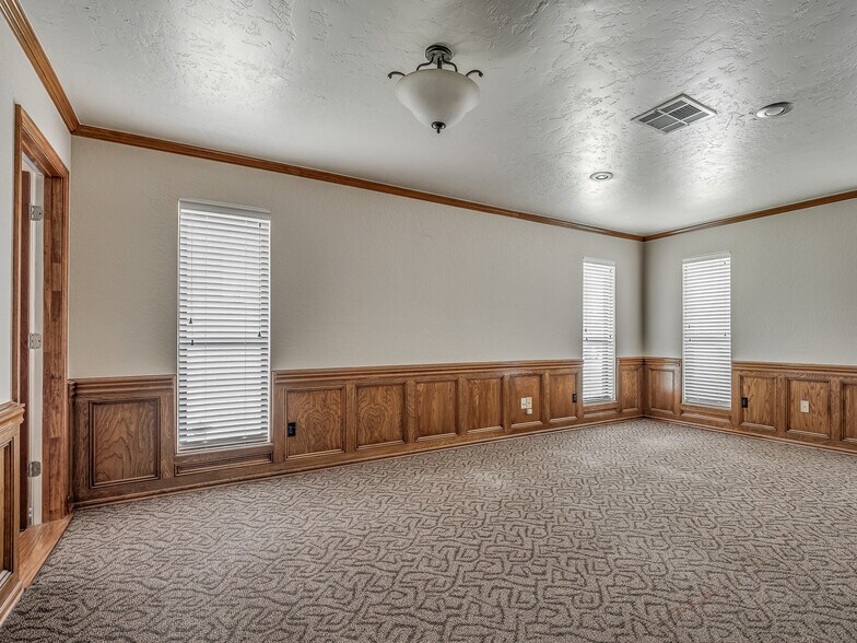 More Photos Of 525 Tower Dr, Moore Office For Lease