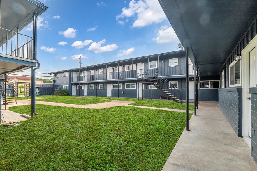 More Photos Of 4706 Yellowstone Blvd, Houston Apartments For Sale