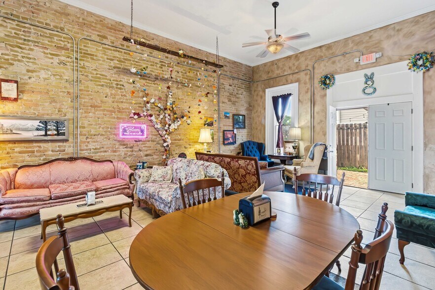 More Photos Of 709 Chestnut St, Bastrop Storefront Retail Residential For Sale