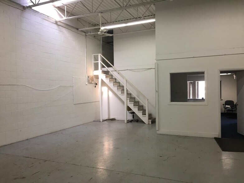 More Photos Of 578 Rock Rd, East Dundee Warehouse For Lease