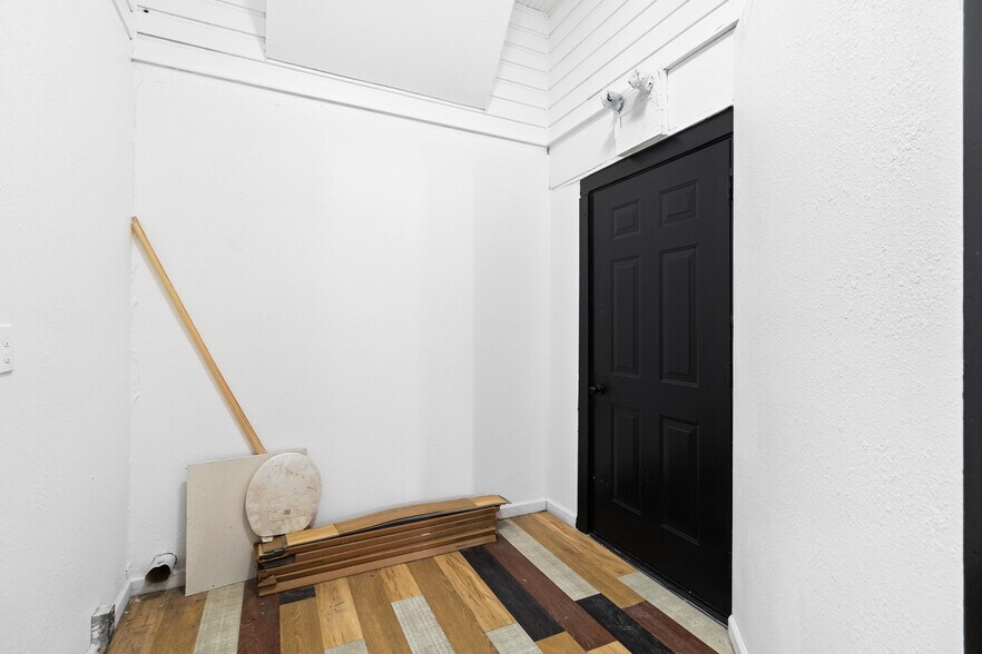 More Photos Of 327 S Robb St, Trinity Specialty For Lease