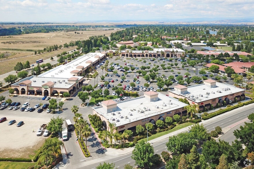 More Photos Of 9433-9447 N Fort Washington Rd, Fresno General Retail For Lease
