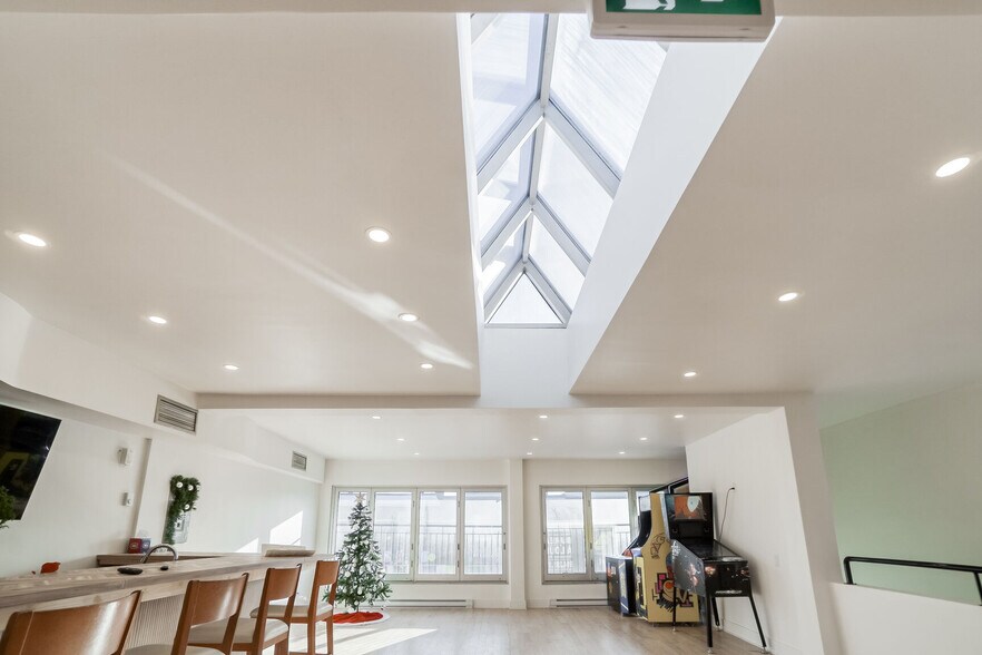 More Photos Of 2219-2229 St Bélanger, Montréal Storefront Retail Office For Lease