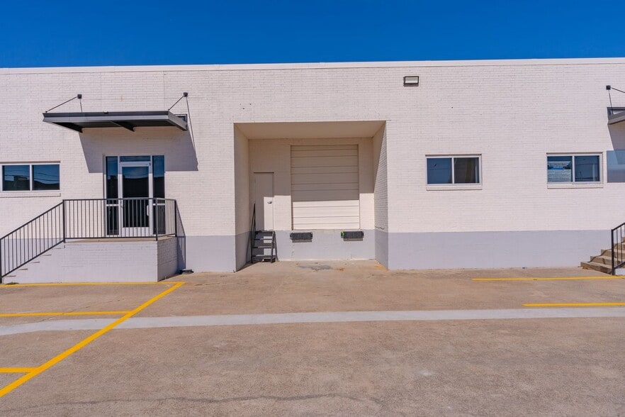 More Photos Of 2903-2919 Ladybird Ln, Dallas Unknown For Lease