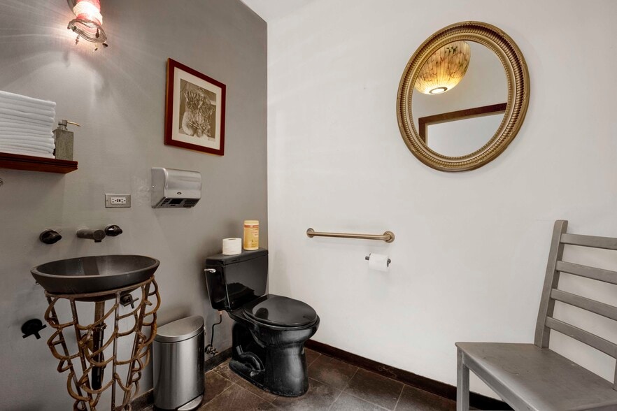 More Photos Of 2119 N Damen Ave, Chicago Storefront Retail Residential For Sale
