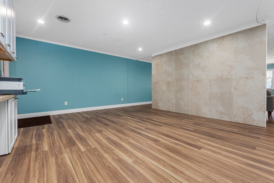 More Photos Of 134 S Main St, Columbia Drugstore For Sale