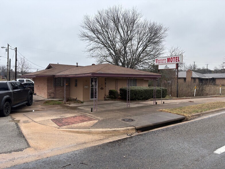 Primary Photo Of 1201 E Texas Ave, Mart Hotel For Sale