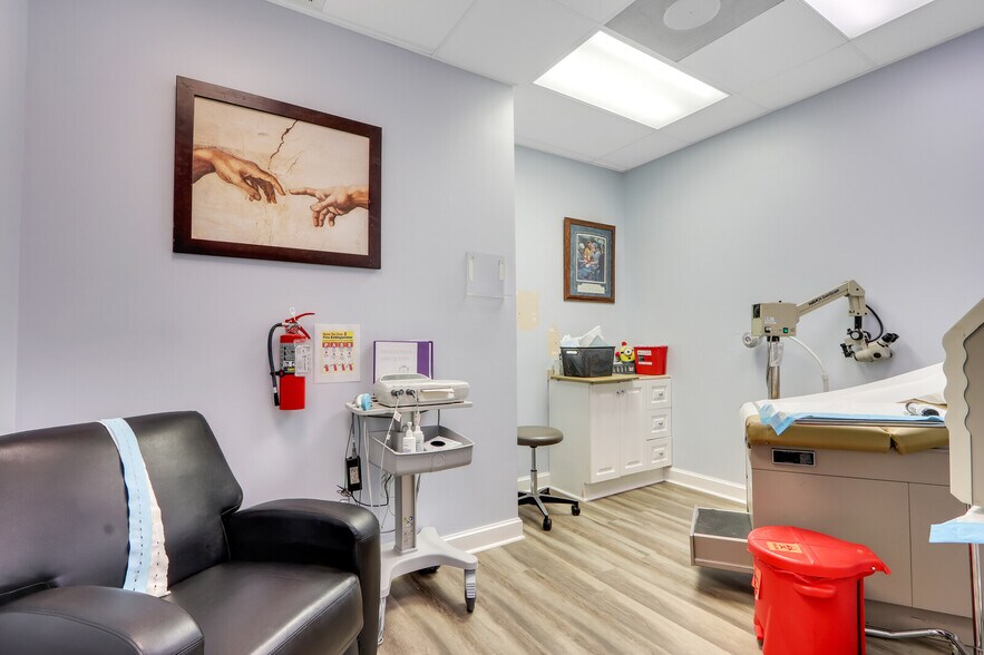 More Photos Of 1405 SE Goldtree Dr, Port Saint Lucie Medical For Lease