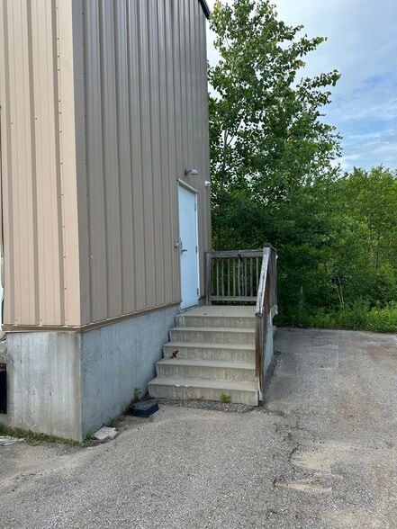 More Photos Of 61 Airport Dr, Rochester Service For Lease