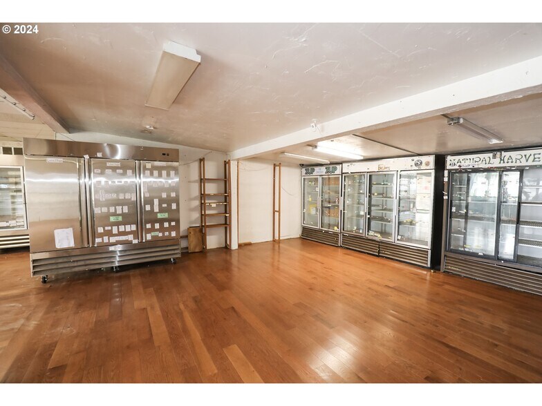 More Photos Of 501 NW Douglas Blvd, Winston General Retail For Sale