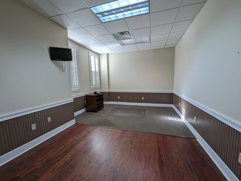 More Photos Of 800 3rd Ave, West Point Office For Sale