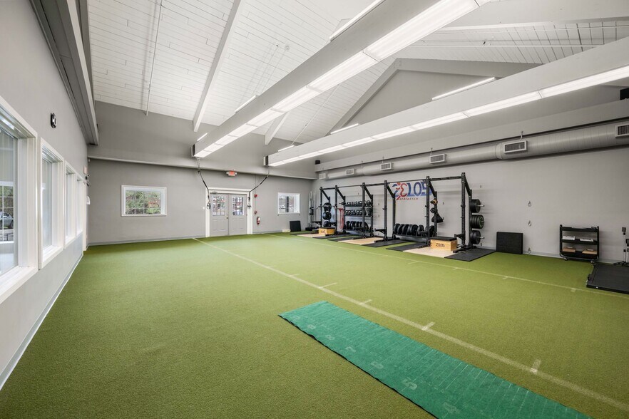 More Photos Of 122 Turnpike Rd, Westborough Storefront For Lease