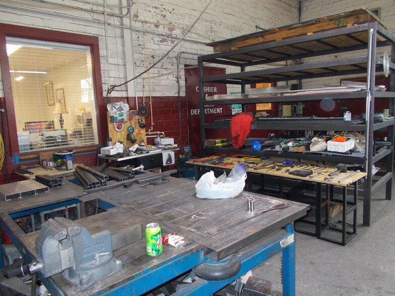 More Photos Of 225 W Hill St, Thomson Industrial For Sale